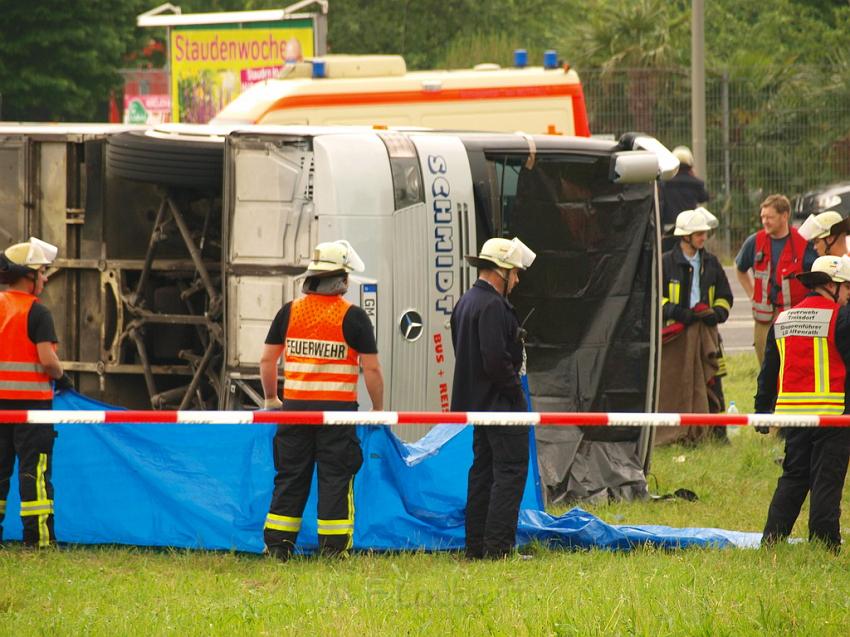 Schwerer Unfall mit Reisebus Lohmar Donrather Dreieck P245.JPG